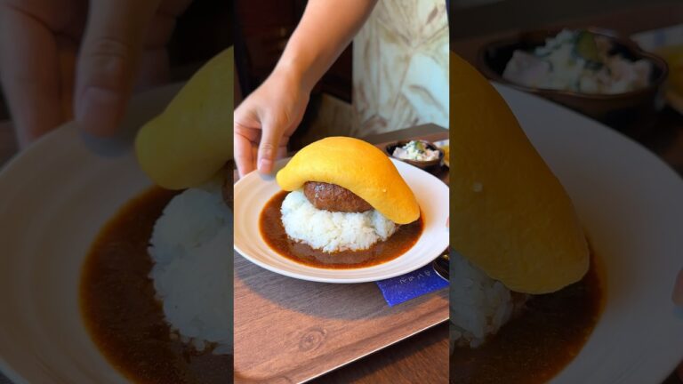 煮込みハンバーグを挟んだ豪快オムライス！飲めそうなくらいトロトロな半熟オムレツが！たまらない【馳走おがた：福岡久留米】