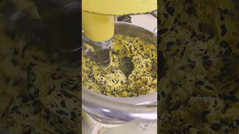 ドイツの冬の伝統菓子シュトーレンです