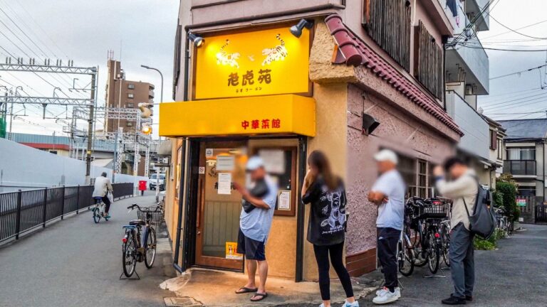 朝６時開店→即満席。驚異の鍋降りで厨房を回す大阪屈指の町中華店