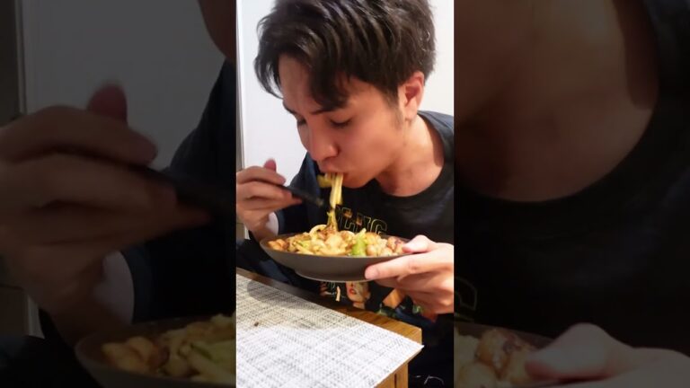 深夜に食べたいホルモン焼きうどん。