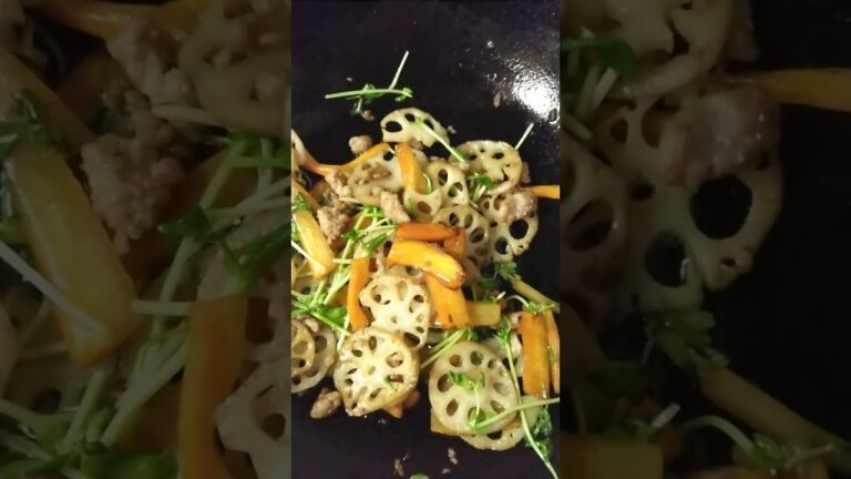 れんこんと挽肉人参、豆苗のシャキシャキ炒め。