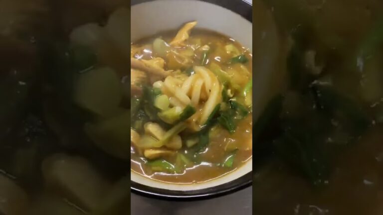 S&B赤缶カレー粉で和風カレーうどん(うどん、鶏むね、ニラ、玉ねぎ、キャベツ、ニンニク、生姜、みりん、醤油、だし粉末、カレー粉、水、片栗粉、黒胡椒)