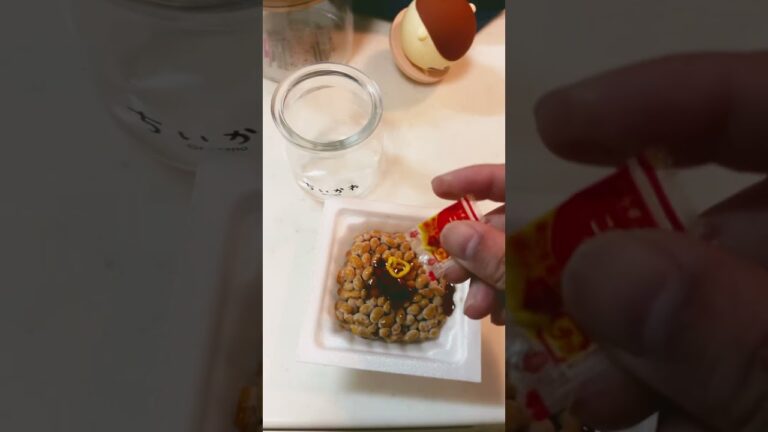 燻製納豆を食べる🐒くりまんじゅうパイセンもお怒り… #アウトドアグルメ #燻製 #food #燻製機 #癒し #グルメ #おつまみ #料理 #おいしい #くりまんじゅう #夏 #納豆 #健康 #日本