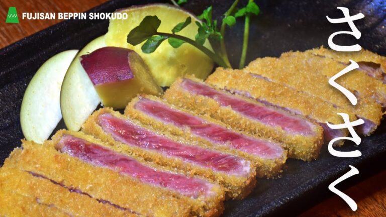 人気メニューの牛かつ揚げる音だけで美味しい