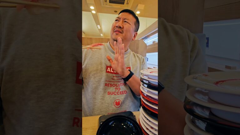 最後のお寿司🍣だれ食べる❓️Who will eat the last sushi❔️🤔 #shorts #himawariちゃんねる #まーちゃんおーちゃん #ひまわり笑劇場 #笑劇夫婦