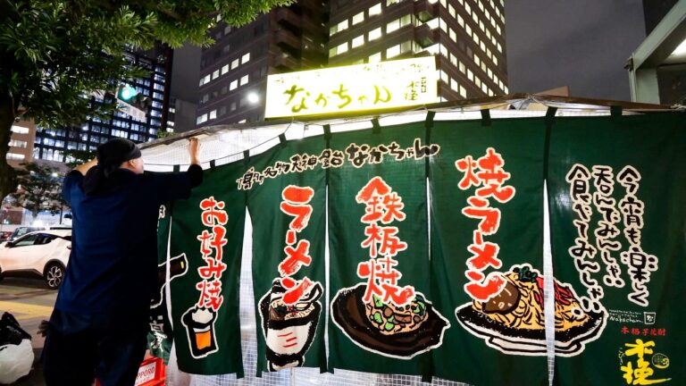 メニュー100種類以上！超高速で屋台を組み立てる屋台職人に密着 | Japan Food Stall