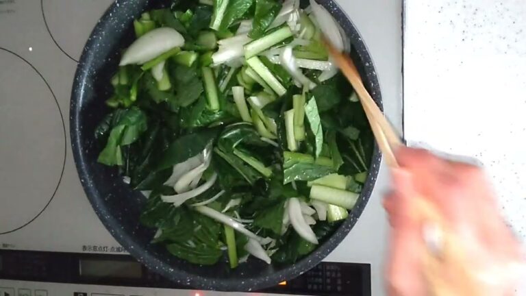 【小松菜と玉ねぎの塩麴炒め】