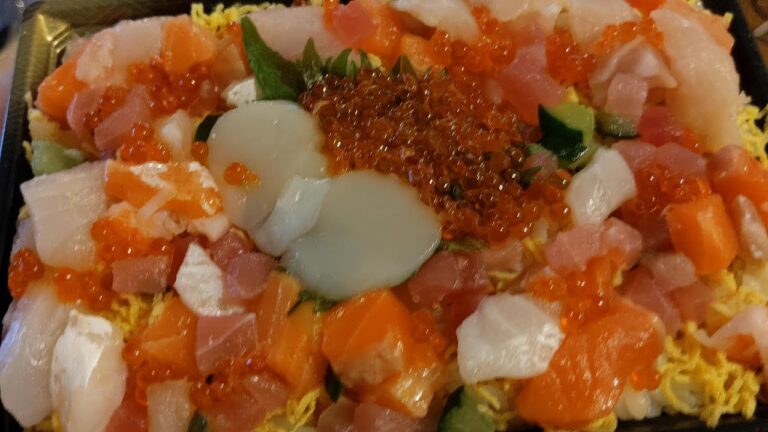 【予約！角上魚類「ひな海鮮ちらし寿司】のせられて国産ハマグリも購入してお吸い物で頂きます