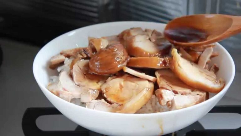 豚肉チャーシューご飯に盛り付け