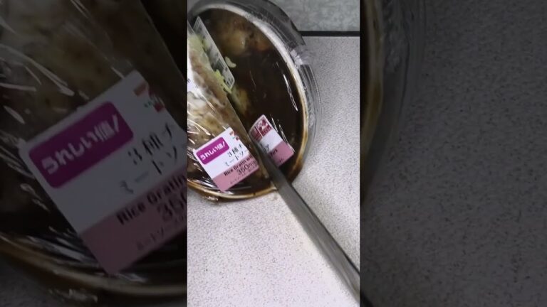 セブンイレブンの３種チーズのミートソースドリアを切りました。　#セブンイレブン #チーズ #ミートソースドリア