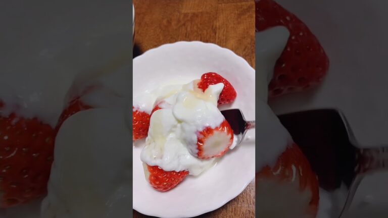 さあデザート動画です。いちごにヨーグルトとハチミツがけなんていかがですか？ #shorts