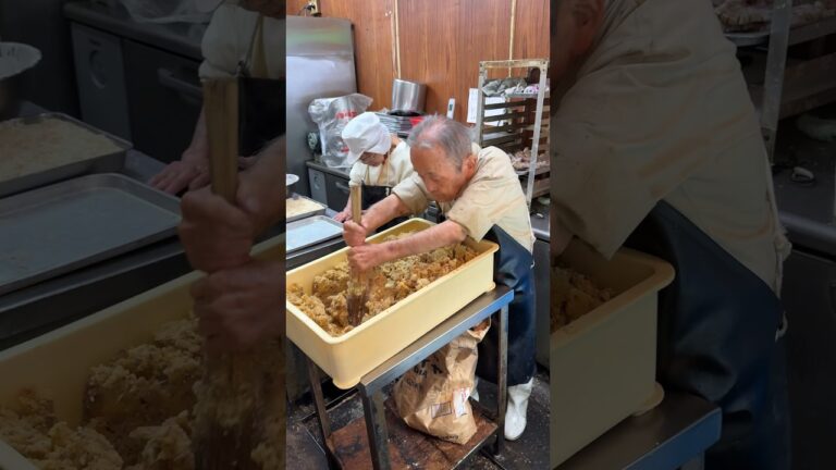 愛嬌あふれまくるマスターが手作りにこだわる絶品ビーフコロッケ🤤 #japanesefood