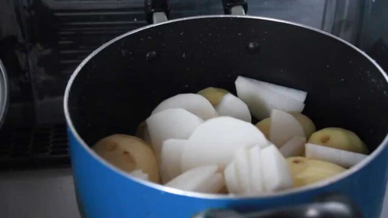 ジャガイモと大根の味噌汁