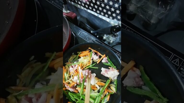 カレー粉をかけて炒め、具材を入れます