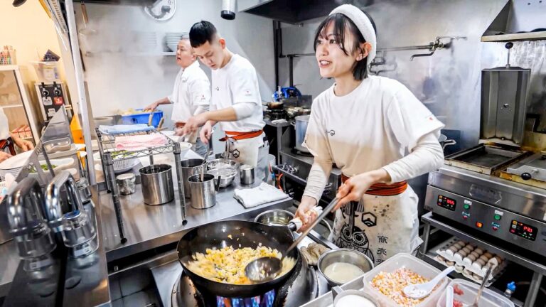 チャーハンお姉さんが躍動する圧巻の鍋降りでお腹を満たすロードサイドラーメン店に密着！