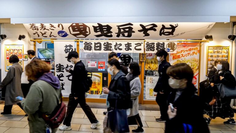 天ぷらラッシュ！早朝から営業する駅舎に佇む立ち食いそば店に働く男たちが吸い込まれる