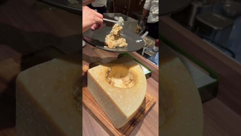 東京グルメ【チーズの器でつくるチーズリゾットが美味し過ぎた件】 #shorts
