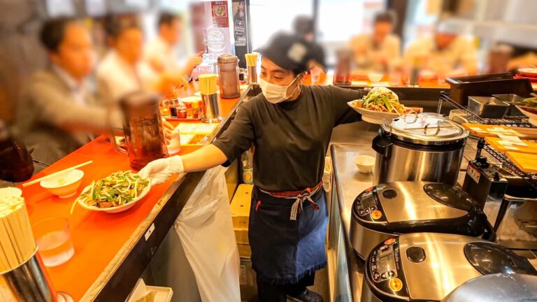 厚切りレバニラ中華に爆食いアニキ３００人が殺到する東京本格町中華店！