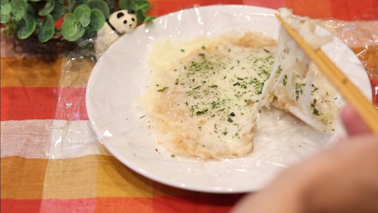 【超簡単】残りご飯がある時は潰して、醤油とチーズをかけると最高に美味しい