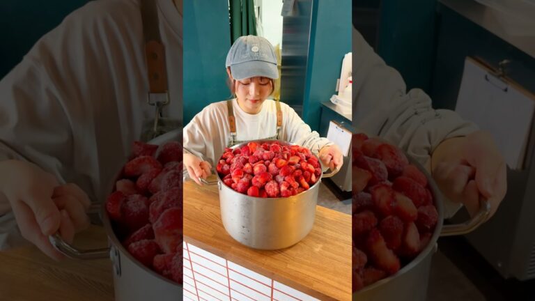 苺をたっぷり使った苺のズコットケーキ🍓🍰#ないちゃんグルメ #japanesefood