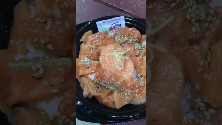 イオン系列ミニストップで買ったハズレのサーモン丼、なか卯の神サーモン丼とえらい違い　すっぱいし真ん中のがドロドロしてまずい、さらに生姜でなくワサビがついてる #food #japan