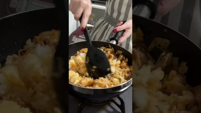 豚キムチチーズ炒飯と、業スーの鶏皮餃子🥟です🥰🍴めっちゃ美味しかった🫠🩷いつもこんな感じで騒いでます。笑　#おうちごはん #私のリアル飯 #簡単料理 #業務スーパー #業スー