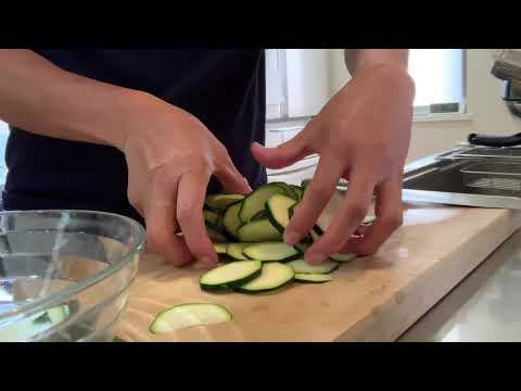 忙しい妻のために作る一品　ズッキーニのナムル