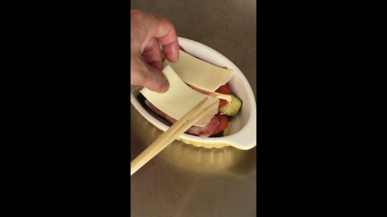 【簡単料理レシピ】 ズッキーニピザ！   チーズとよく合う #shorts