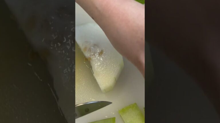 冬瓜を切る【冬瓜と豚バラ肉の煮物】