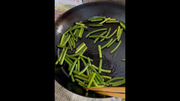 ニンニクの芽をゴマ油で炒めました。美味しい😋