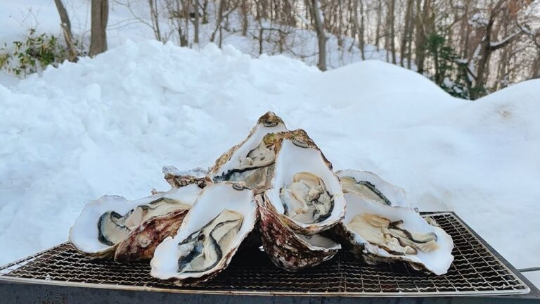 人が埋まる深雪の中で食べる爆盛りわんこ牡蠣！！
