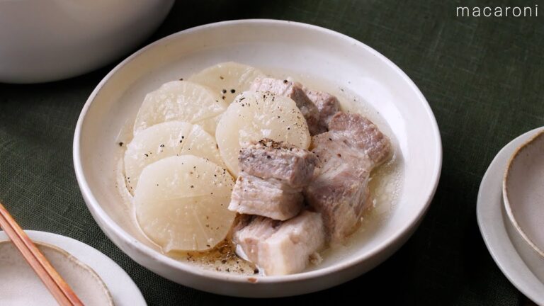 【豚バラ大根のコク旨塩煮込み】。豚バラの旨みと大根のやさしい甘みが絶品♪