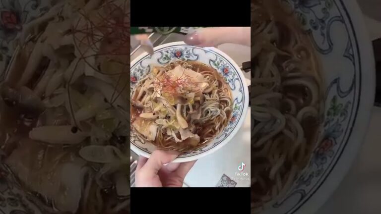 キノコと豚肉とかつおでトリプルおだしの年越しそば😀で来年はトリプルラッキー😃💕？？