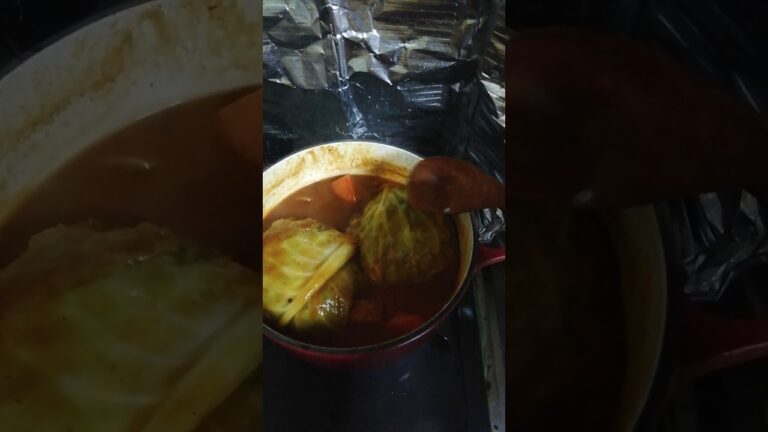 トマトジュースとデミソースで作るロールキャベツ