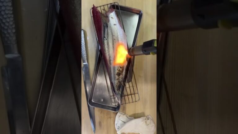 かつお炙ります。今のかつおは脂はあまりありません。皮の旨みや焼きの香りと鰹の相性がいいので皮目を炙って皮ごと食べられるようにしてます。今のカツオは身が締まった筋肉質でさっぱり系の鰹です。東北のものは例