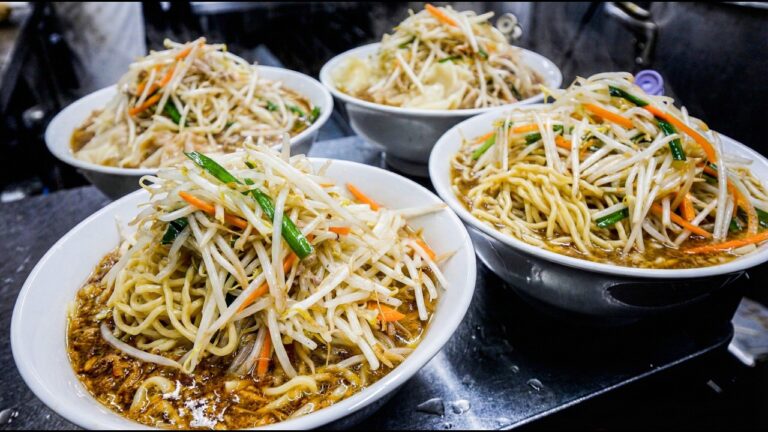 １日３００杯！７５年続く東京最強の老舗ラーメン屋のエグすぎる1日に密着。