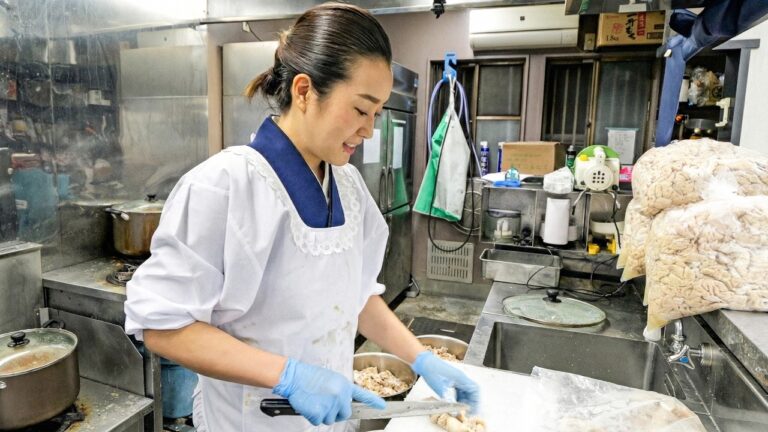 ８時間労働の後に１２０kgのモツを捌くロードサイドの大人気もつ煮女将に1日密着した！