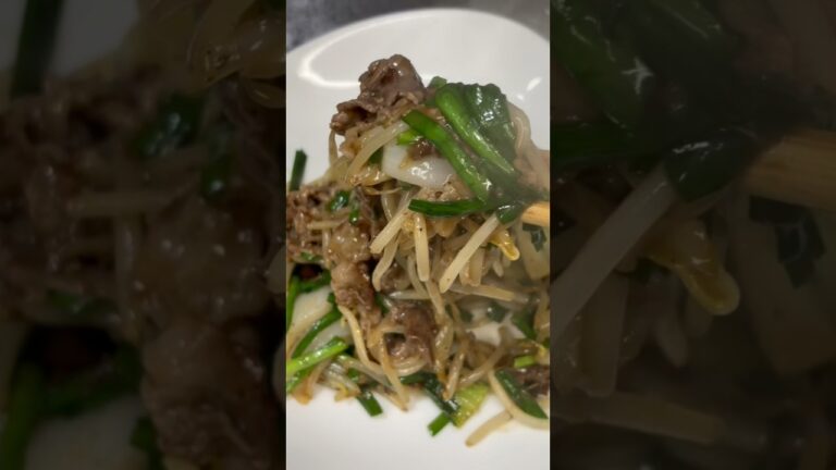ショートムービー【今日の賄いは牛肉ともやし、ニラの黒胡椒炒めです】