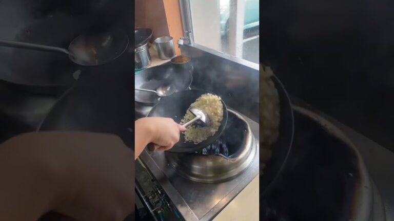 ネギと卵だけでも美味しい炒飯が作れるよ。#shorts