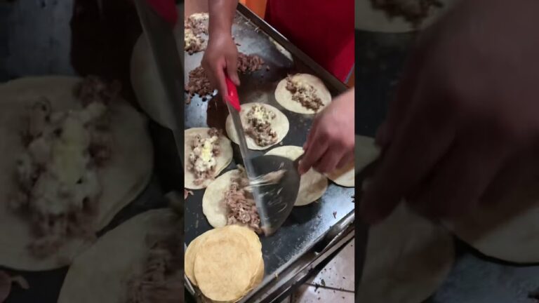 本場メキシコ🇲🇽のステーキ & チーズタコス🥩🧀🥑🌮 [#Shorts]