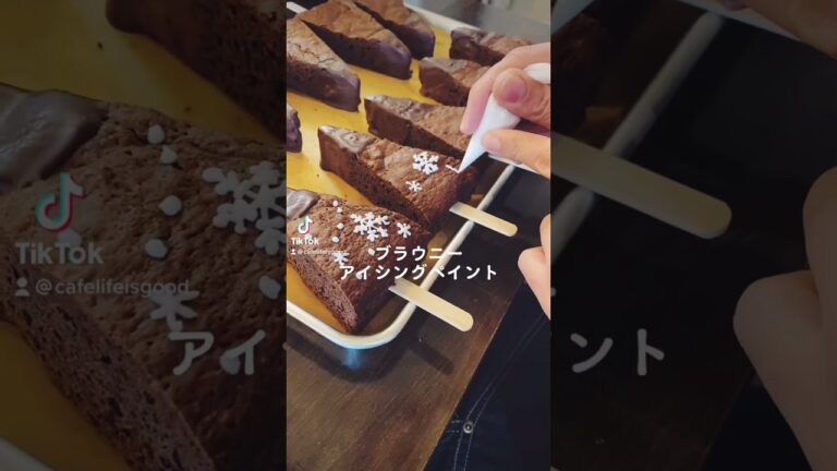 しっとり濃厚ブラウニー。アイシングペイントでクララスマ仕様❄️#クリスマス#お菓子#カフェ#チョコレート#ブラウニー