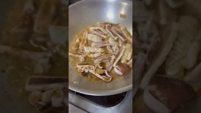 イカとほうれん草のパスタ イカの下処理と優しい火入れで柔らかくて美味しい#shorts squid and spinach pasta