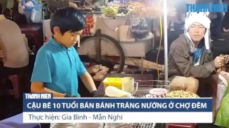ダラット市の夜市でライスペーパーピザを売る10歳の少年　ラムドン省