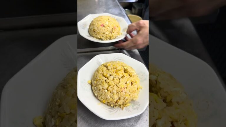 Beautiful Master 美人店長がいる町中華 ドデカハンバーグ炒飯！Hamburger Steak Fried Rice! Street Food 中華料理 東東 トントン #shorts