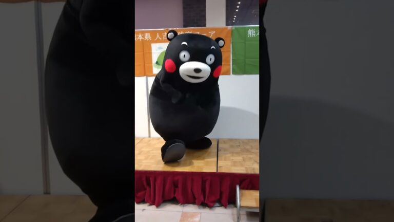 ステージが狭くて恐る恐る…かモン！くまモンを踊るくまモンさん(笑) #くまモン  #ゆめタウン光の森 #人吉球磨マルシェ