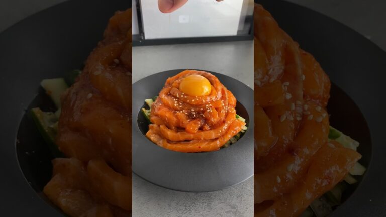 SNSで話題のユッケ風サーモン麺作った結果ww #shorts