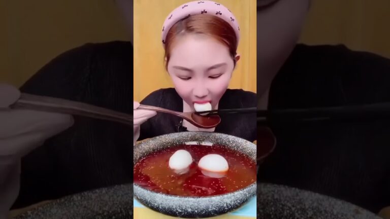 【衝撃】たまごの食べ方がやばい女！！