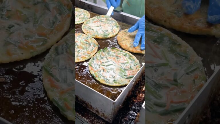 1枚1枚丁寧に手焼きで作る李朝園のニラチヂミ。