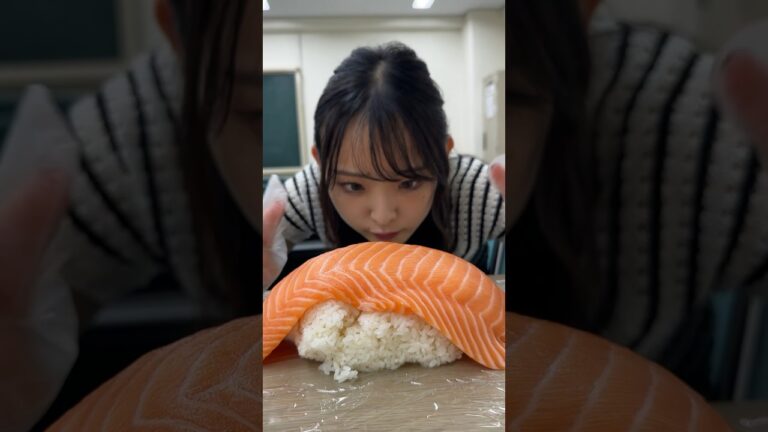 巨大サーモン寿司を校内で作る女子大生ww