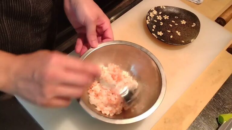 当店で人気の〆の物！鮭おにぎり！プロが握るおにぎりのポイント紹介！